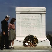 Tomb_of_the_Unknowns,_with_U.S._Navy_sailor_and_woman,_May_1943-2