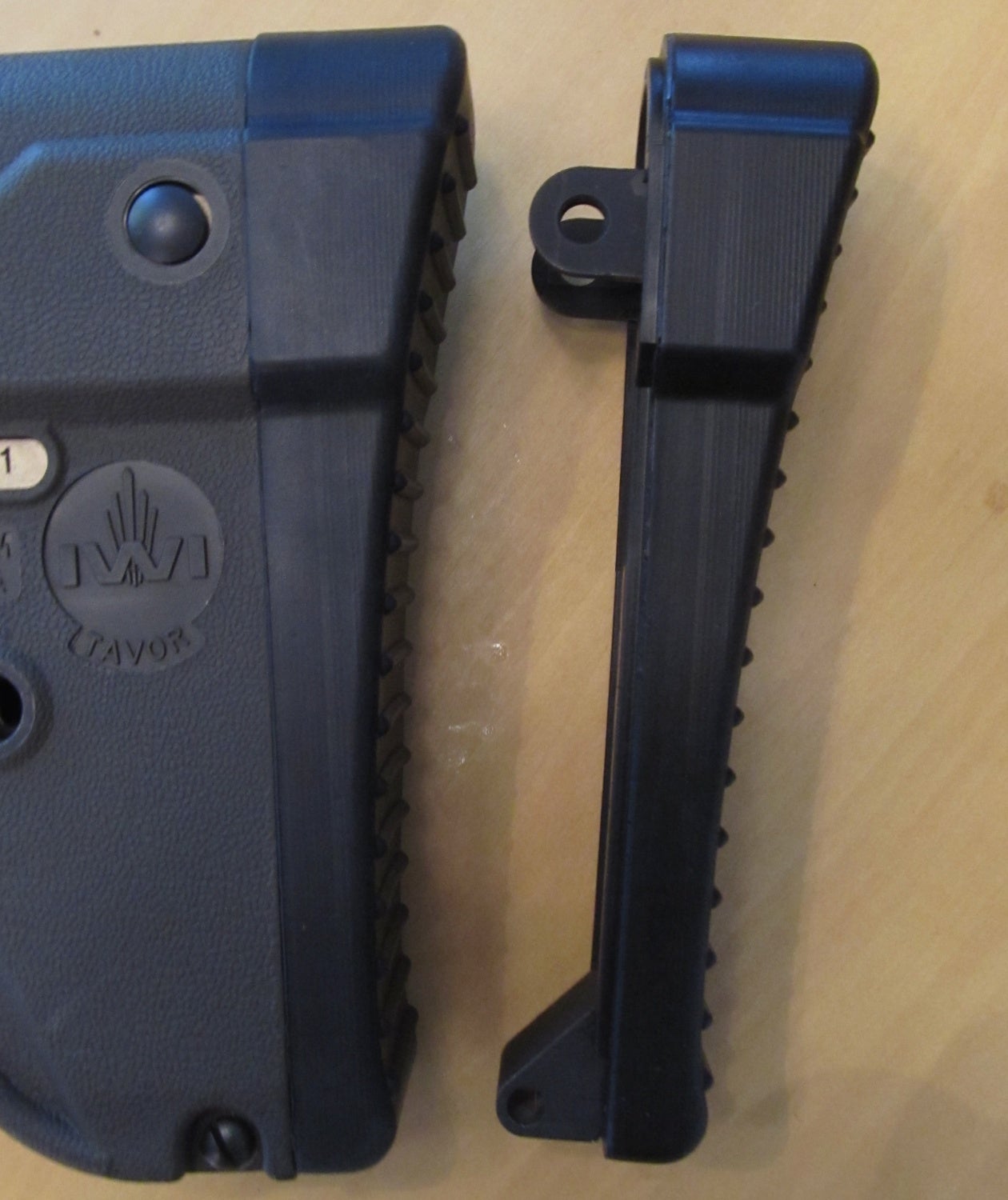 Comparison of the curved buttpad on and off the Tavor. 