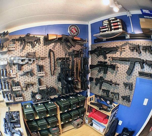 awesome-arms-cache-gun-room-with-blue-walls