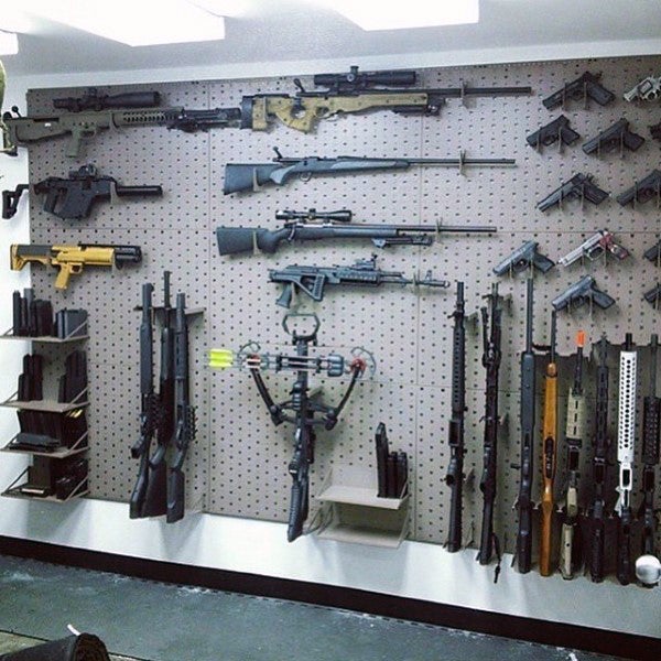 hunters-wall-of-firearms-in-gun-room