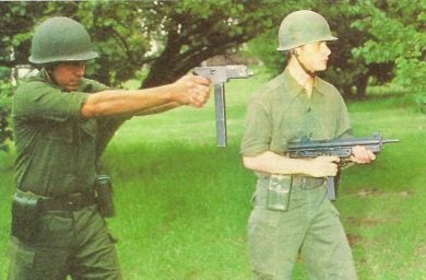 An internal publicity photo showing the MPA prototype a with a 40-round magazine, alongside the 9x19mm FMK.3 submachine gun that was series produced (estimated 30,000 examples) for several years at FMAP “Domingo Matheu”, in Rosario, Santa Fé Province.