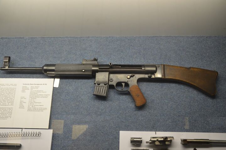 These StG.45 innards should look pretty familiar to any PTR-91, G3, or MP5 ...