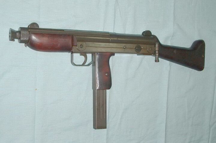 This Bérgom BSM9/M1 kept in storage by Brazilian Army’s Marambaia Proving Grounds is the example used in the certifications tests carried out in 1973. A smoother, better overall finish is evident in the gun metal and wooden parts. Note unventilated handguard.