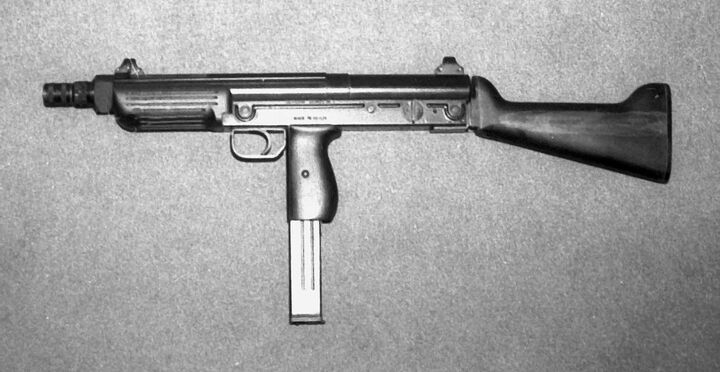 The Bérgom BSM9/M1 employed plastic components (removable stock, pistol grip panels, handguard), its wide sight radius being evident in photo. 