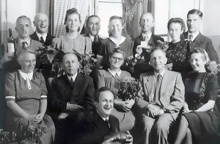 Schmeisser and other German engineers with families. Izhevsk, 1951.