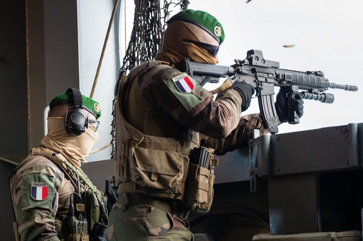POTD: French Foreign Legion at Sea with HK416F and FN Minimi
