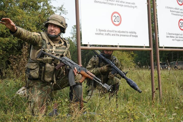 Romanian Soldier with Pușcă Automată